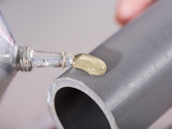 金属上的不干胶怎么清除？